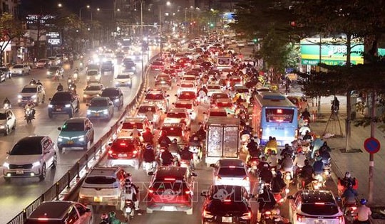 Đường phố Hà Nội đông nghẹt người những ngày cận Tết