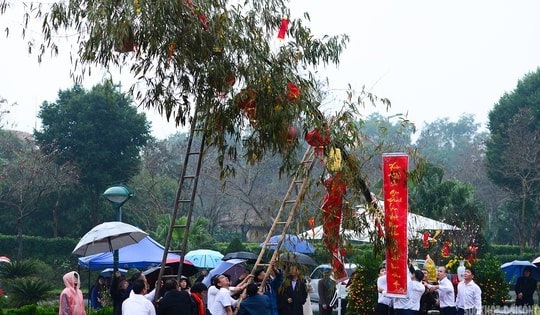 Dựng cây nêu ngày Tết - đánh thức hồn thiêng mùa xuân