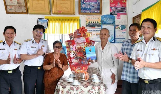 Vùng 5 Hải quân tri ân gia đình chính sách dịp Tết Bính Ngọ 2026