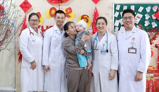 Tai nạn khi đang tập đi, bé trai 8 tháng tuổi bị tụ máu não nguy kịch