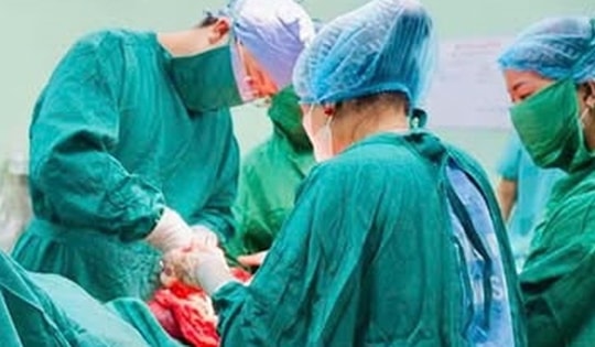 Cứu sống sản phụ rau bong non nguy kịch, bé sơ sinh 700 gram được hồi sức thành công