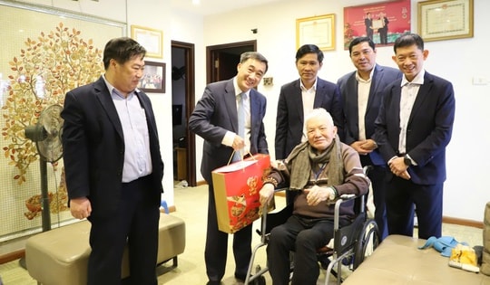 Thứ trưởng Bộ Y tế Trần Văn Thuấn thăm, chúc Tết gia đình nhiều Giáo sư đầu ngành