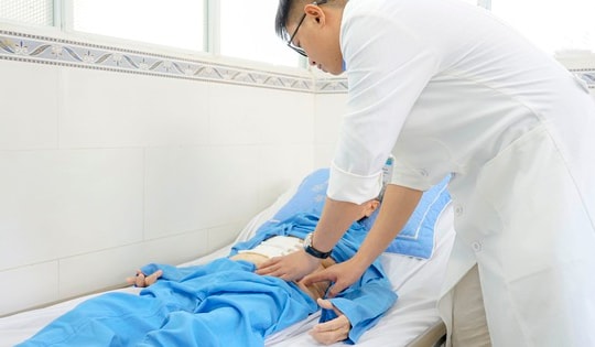 Phát hiện ung thư dạ dày sau 1 tuần không ăn uống được