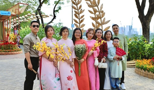 Chưa khai mạc, đường hoa Phú Mỹ Hưng đã hút khách