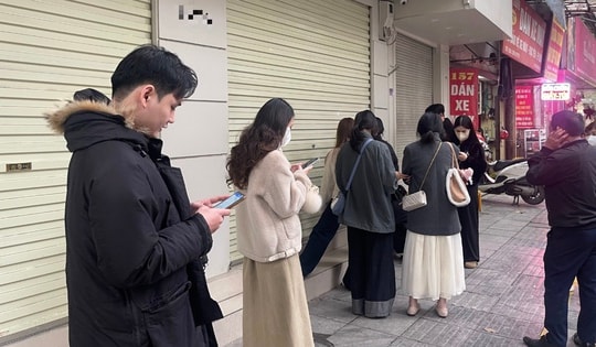 Người Hà Nội xếp hàng từ sáng 'săn' đồ mới ngày cận Tết