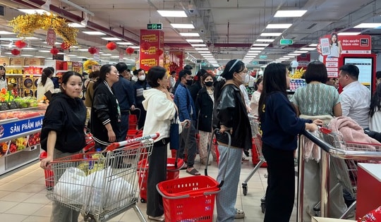 Siêu thị rực rỡ sắc xuân, người dân tấp nập mua sắm dịp cận Tết