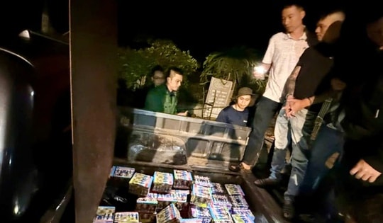 Bắt đối tượng giấu gần 200kg pháo trong hầm tự chế xe ô tô