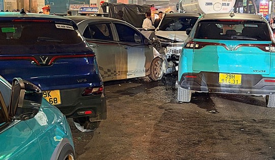 Ô tô đi ngược chiều trong đêm ở Hà Nội, tông liên hoàn 4 xe