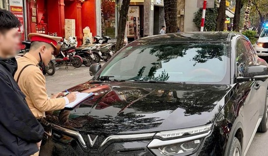 Hà Nội: Xử lý nhiều ô tô đỗ xe trái phép gây ùn tắc giao thông những ngày cận Tết
