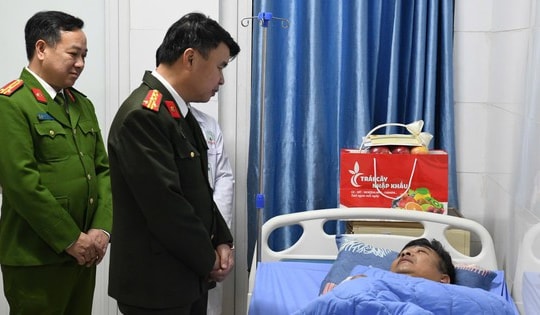 Tổ trưởng Tổ bảo vệ ANTT bị thương khi khống chế đối tượng dùng dao đe dọa