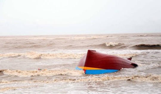 Cứu sống ba ngư dân chìm tàu ngoài khơi biển Cửa Lò
