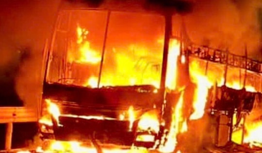 'Bà hỏa' thiêu rụi xe khách, 34 hành khách may mắn thoát nạn