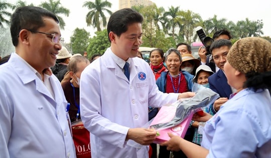 Chuyến xe yêu thương - món quà đặc biệt tặng người bệnh ung thư về quê đón Tết