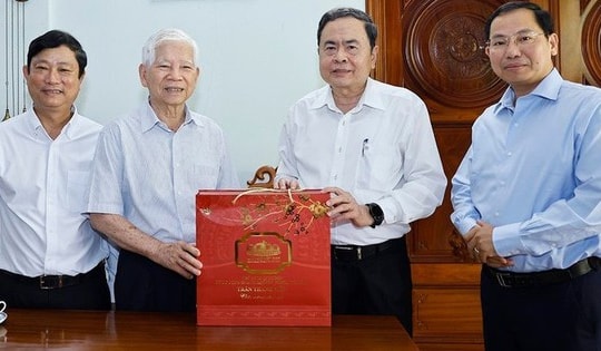 Chủ tịch Quốc hội thăm, chúc Tết các đồng chí nguyên lãnh đạo Đảng, Nhà nước
