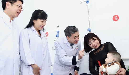 Thứ trưởng Bộ Y tế Trần Văn Thuấn thăm, chúc Tết và kiểm tra công tác trực Tết tại BVĐK Từ Sơn