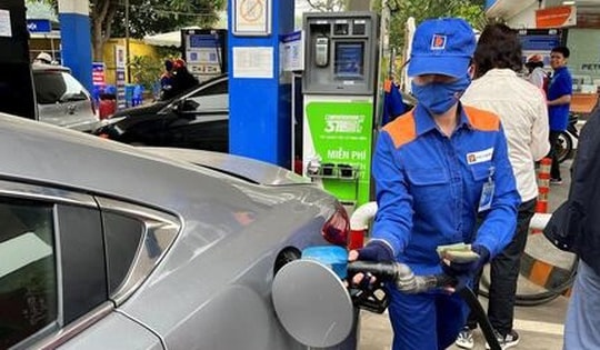 Giá xăng tăng lần thứ 3 liên tiếp, RON95 lên 19.298 đồng/lít