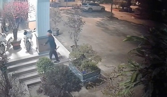 Uống rượu xong, thanh niên cầm dao đột nhập vào trụ sở công an chửi bới, xúc phạm cán bộ