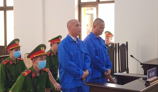 Mặc kệ hành khách la hét, hai lái xe đuổi nhau kinh hoàng trên cao tốc