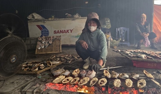 Làng cá nướng Cửa Lò thức cùng lửa Tết