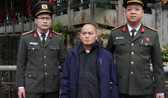 Tiếp nhận một đối tượng bị truy nã do lực lượng chức năng Trung Quốc trao trả