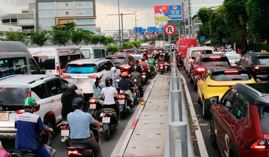 Người dân TP Hồ Chí Minh lưu ý lộ trình di chuyển khi xem bắn pháo hoa