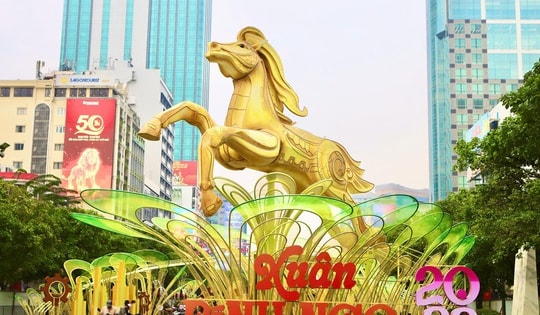 Cận cảnh linh vật ngựa tại Đường hoa Nguyễn Huệ