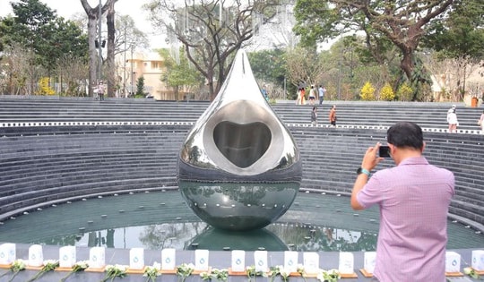 Công viên tưởng niệm nạn nhân COVID-19 hút khách ngày cận Tết