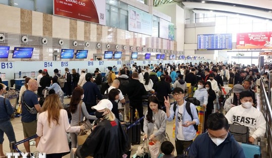 Sân bay Nội Bài đông nghẹt người trước kỳ nghỉ Tết Nguyên đán Bính Ngọ