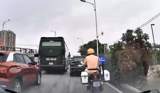 Đau quặn bụng trên xe giữa đường tắc kín, bệnh nhân được CSGT ứng cứu