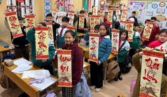 Thầy giáo mỹ thuật viết chữ thư pháp tặng học sinh dịp Tết