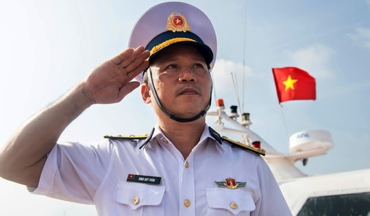 Tự hào cờ Tổ quốc tung bay nơi đầu sóng biển Tây Nam