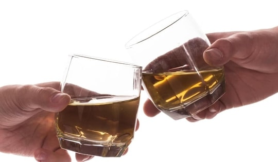 Ăn uống ngày Tết: 3 lý do bạn nên đặt ly rượu xuống nếu đang uống thuốc tiểu đường