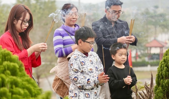 Người dân dậy sớm đi tảo mộ, mời tổ tiên về đón năm mới