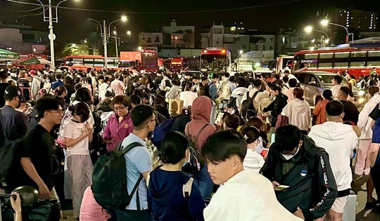 Hàng nghìn người dân vạ vật ở bến xe đông nhất TPHCM chờ xe về quê ăn Tết