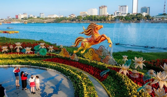 Ngắm linh vật ngựa tại Hội Xuân Huế 2026