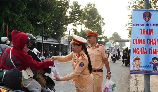 Người lao động nối đuôi nhau về quê đón Tết bằng xe máy