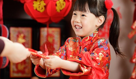 Dạy con nhận lì xì: Giữ gìn nét đẹp Tết từ những điều nhỏ nhất