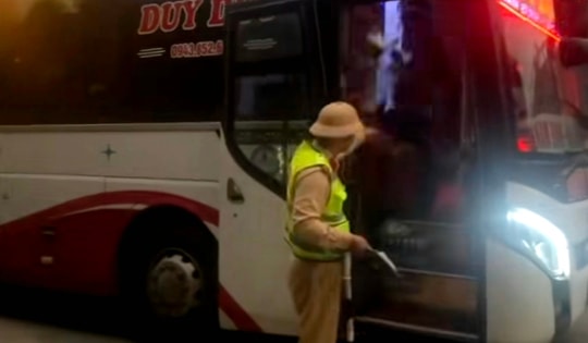 Phạt gần 188 triệu đồng xe khách chở 48 người trên xe 23 chỗ chạy cao tốc Nội Bài - Lào Cai