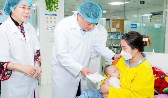 Bí thư Tỉnh ủy Nghệ An thăm, tặng quà bệnh nhi khó khăn dịp cận Tết