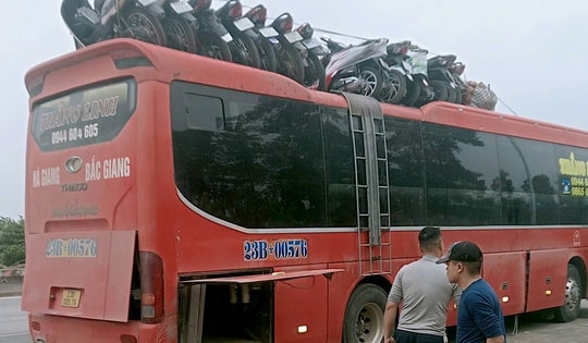 Ô tô 'cõng' hơn 10 xe máy lưu thông giữa quốc lộ dịp Tết