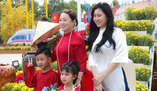 Người dân Khánh Hòa xúng xính áo mới du xuân cuối năm sớm