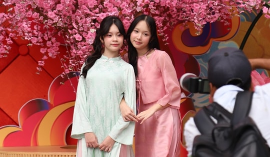 Người dân TPHCM xúng xính áo dài chụp hình đón Tết