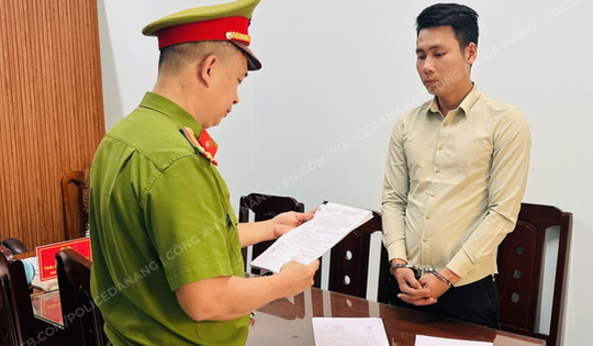 Bắt tạm giam thanh niên bẻ khóa điện thoại, chuyển tiền ngân hàng nạp game 'nổ hũ'