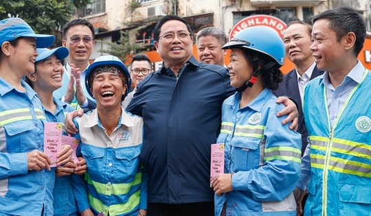Thủ tướng xuống đường thăm, động viên công nhân môi trường Thủ đô những ngày giáp Tết