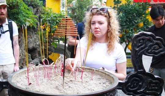 Khách quốc tế nô nức ghé thăm ngôi chùa cổ nhất Hà Nội dịp Tết Bính Ngọ