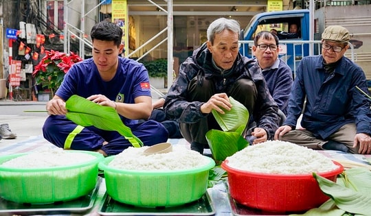 'Hàng xóm' sang trạm cứu hỏa gói bánh chưng: Tết ấm tình quân dân