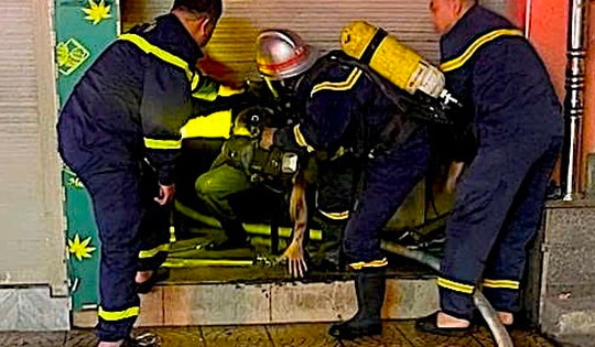 Giải cứu 3 người mắc kẹt trong vụ cháy rạng sáng 29 Tết ở Hà Nội