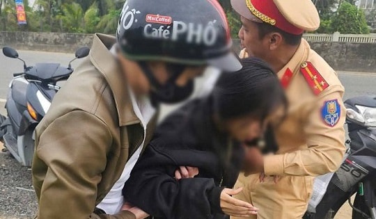 CSGT dùng xe chuyên dụng đưa nữ sinh co giật đi cấp cứu