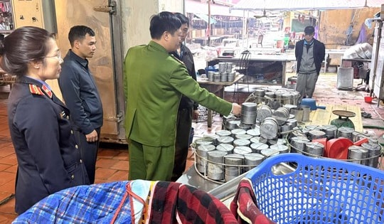 Hai mẹ con sản xuất giò chả, xúc xích số lượng lớn chứa hàn the