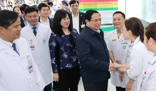 Thủ tướng Chính phủ thăm, chúc Tết, động viên y bác sĩ và bệnh nhân tại 2 bệnh viện tuyến đầu